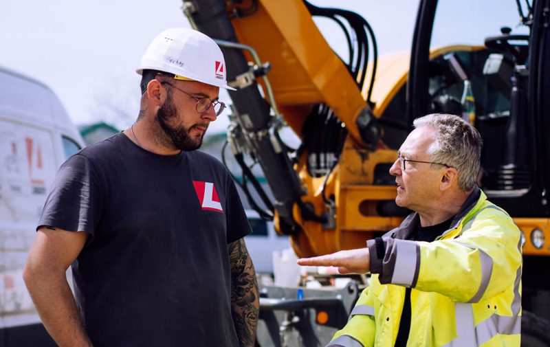 Langguth-Polier Dominik Petscheny (l.) im Gespräch mit Projektingenieur Gerhard Zenkel, N-ERGIE Netz GmbH.
Foto: Ernst und Ludwig Langguth