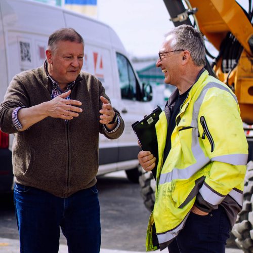 Die Versorgungssicherheit in Nürnberg stärken – das ist das gemeinsame Ziel von Gerhard Zenkel, N-ERGIE Netz GmbH (r.), und Langguth-Geschäftsführer Jochen Bärreis.