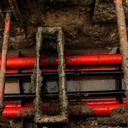 Um die Leerrohre dabei gegen Auftrieb zu sichern, wurden alle 3 Meter Schotts eingebaut, die von Langguth extra für diese Baumaßnahme angefertigt wurden.
Foto: Ernst und Ludwig Langguth